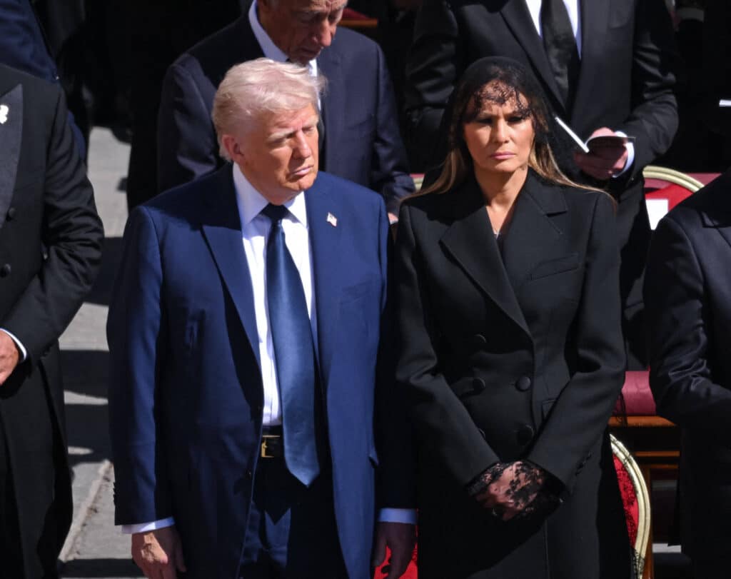 Les dirigeants et les têtes couronnées, venus du monde entier, assistent aux funérailles du pape François sur la place Saint-Pierre au Vatican à Rome